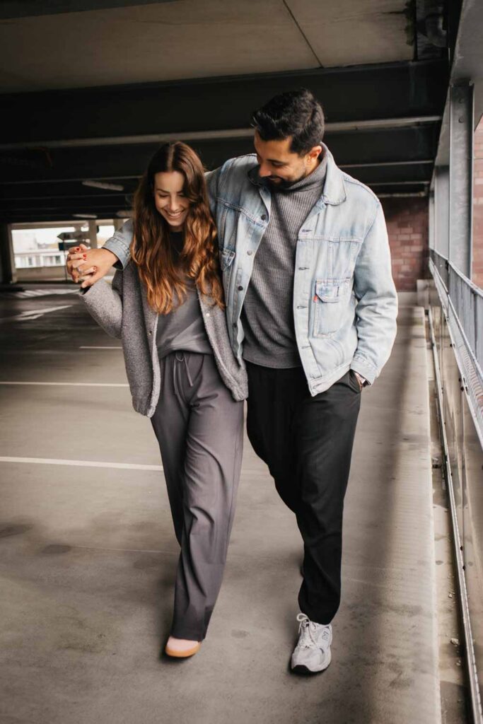 Paarshooting Dortmund auf dem Parkdeck Paar läuft Arm in Arm über das Parkdeck und schauen nach unten