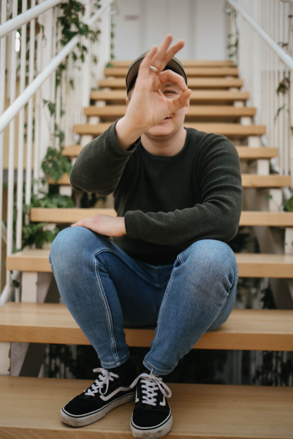 Hochzeitsfotografin aus Dortmund sitzt auf der Treppe und macht Spaß, Hochzeitsreportage Dortmund