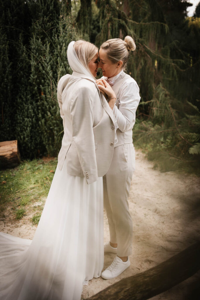 Hochzeitspaar wärmt sich und küsst sich