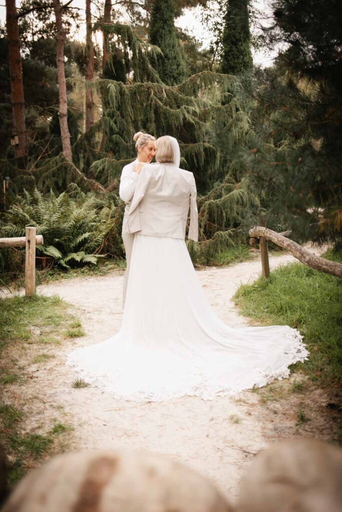 Hochzeitsfotografie in Dortmund, Hochzeitspaar steht zusammen im Rombergpark