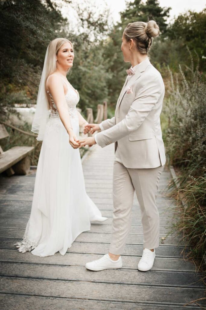 Hochzeitspaar tanzt und schaut sich dabei an. Bräute lächeln