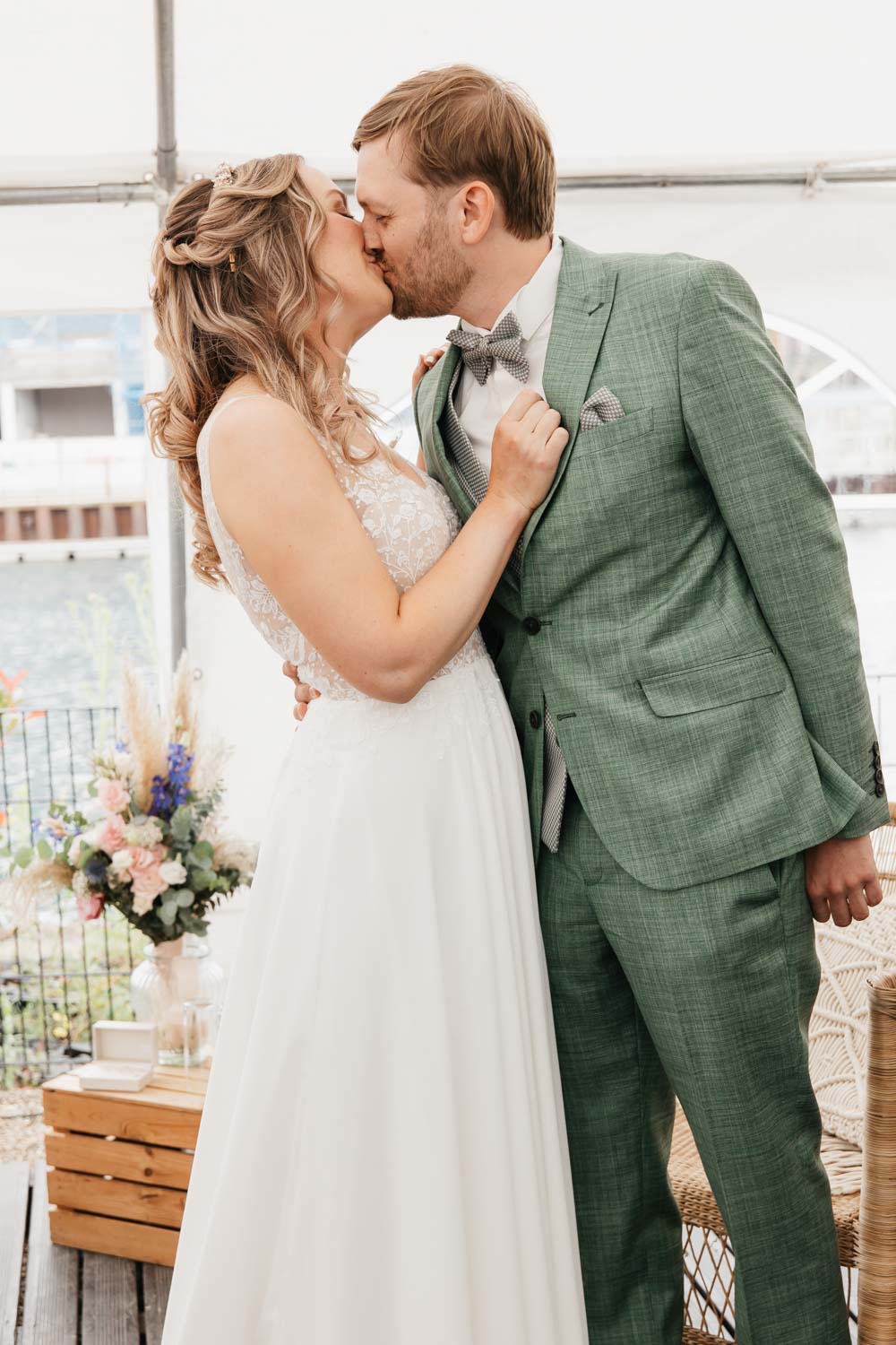 Hochzeitspaar küsst sich nach dem Ja-Wort innig im Tyde Dortmund
