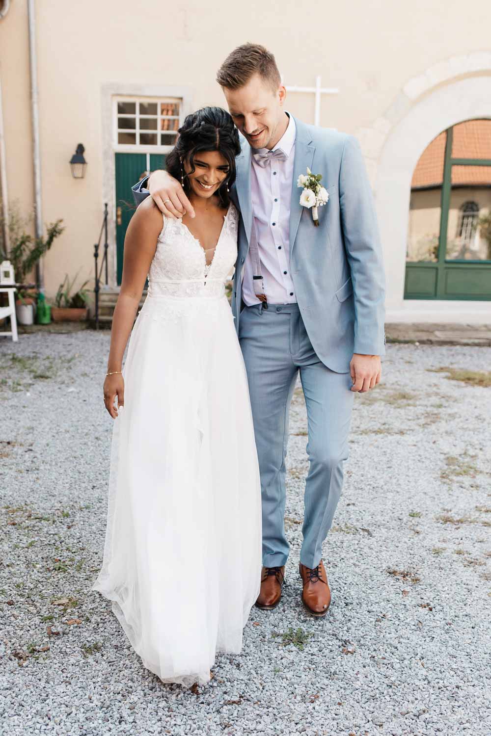 Hochzeit Schloss Heeren in Bergkamen Hochzeitspaar läuft Arm in Arm