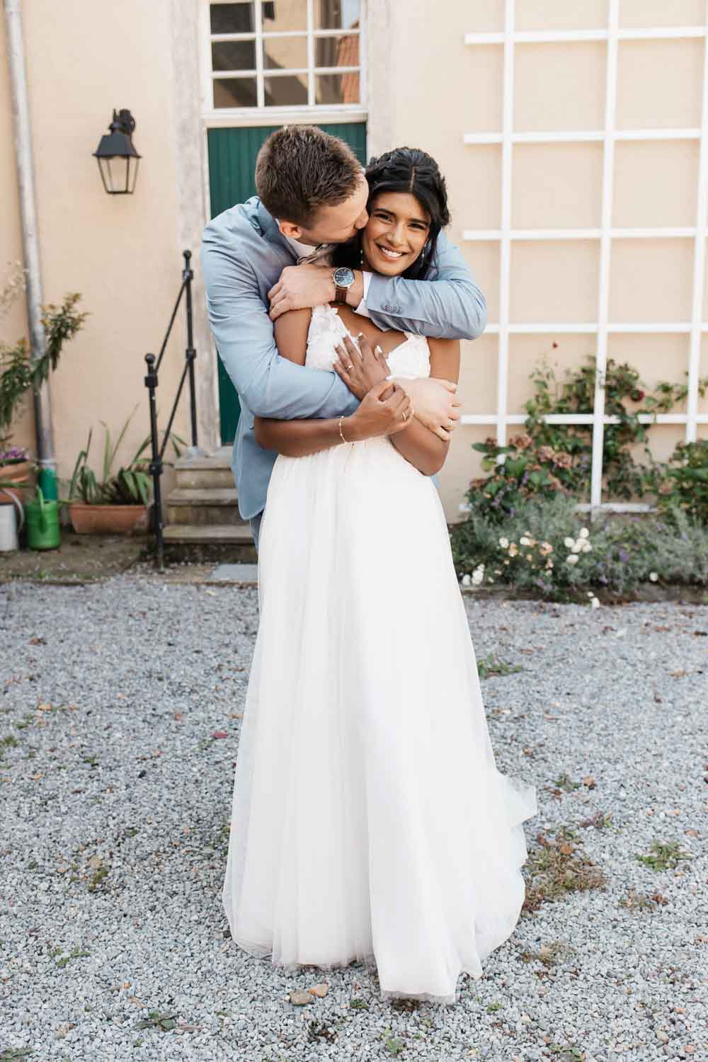 Hochzeit Schloss Heeren in Bergkamen Bräutigam umarmt die Braut von hinten