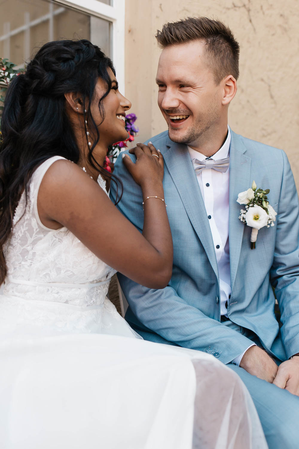 Hochzeit Schloss Heeren in Bergkamen Hochzeitspaar sitzt auf der Bank und schauen sich an