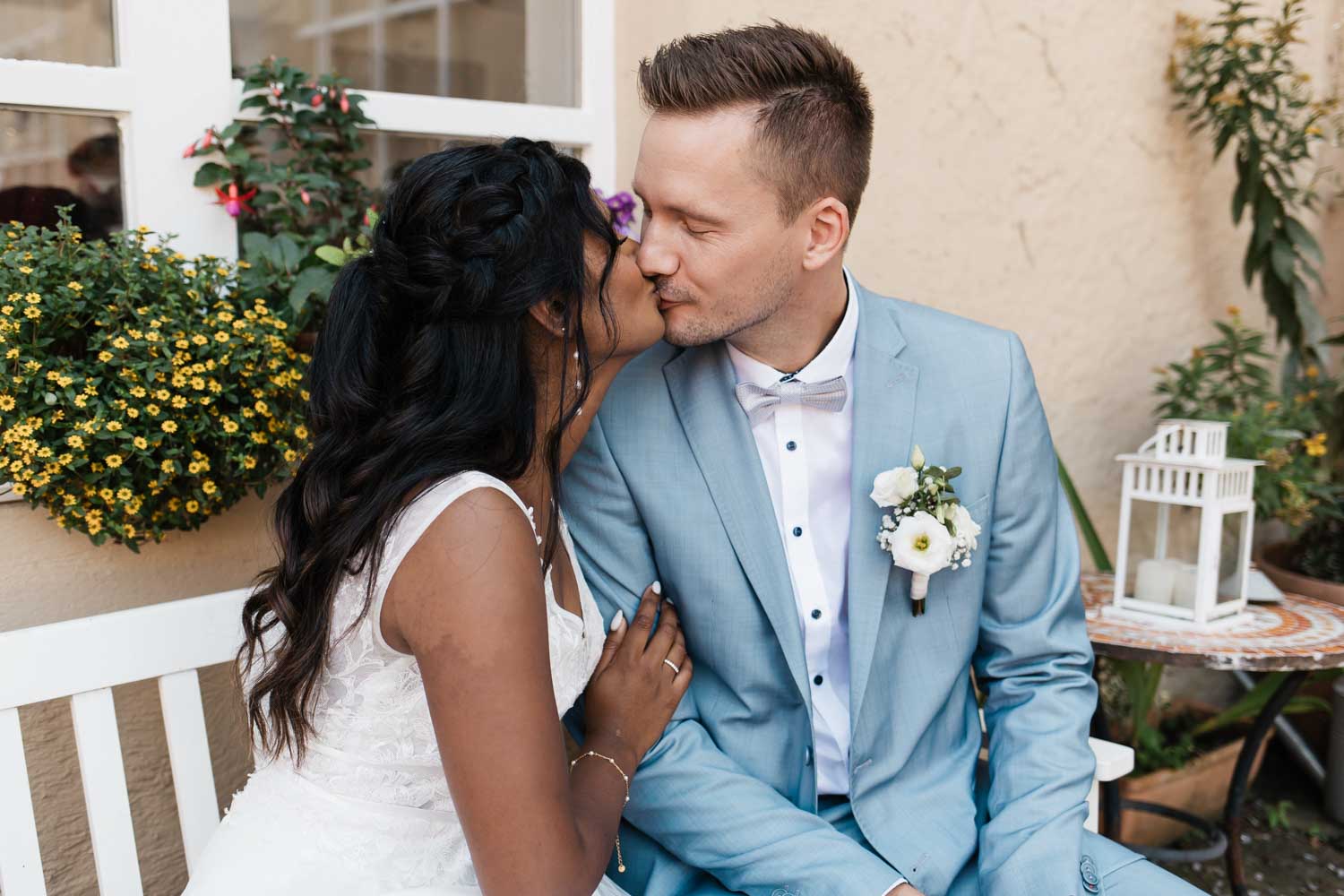 Hochzeit Schloss Heeren in Bergkamen Hochzeitspaar sitzt auf der Bank und küssen sich