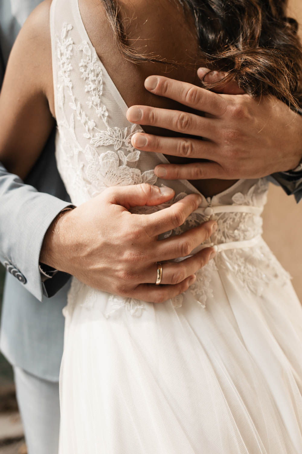 Hochzeit Schloss Heeren in Bergkamen Bräutigam umarmt die Braut