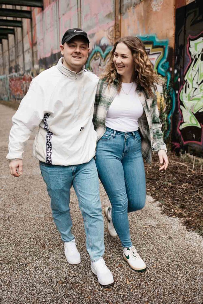 Paarshooting Phoenix West Dortmund Paar läuft den Weg entlang sehr dynamisch