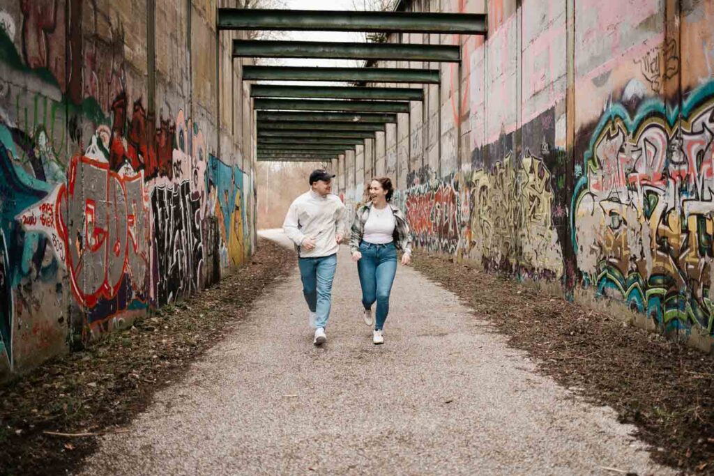 Paarshooting Phoenix West Dortmund, Paar rennt nebeneinander den Weg lang