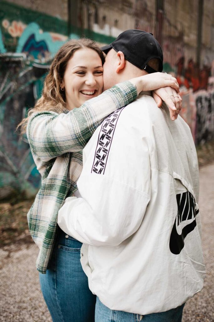 Paarshooting Phoenix West Dortmund Paar umarmt sich und ist glücklich