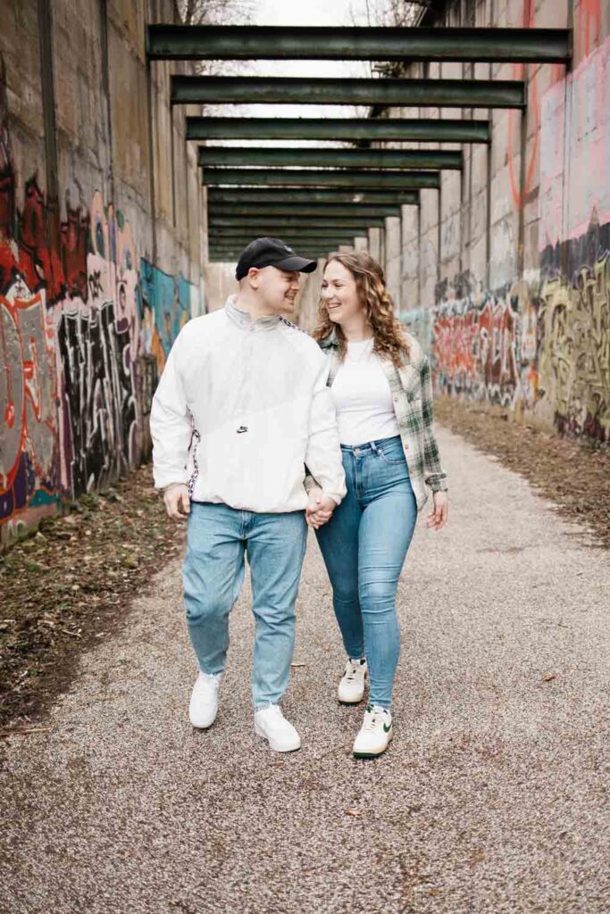 Paarshooting Phoenix West Dortmund Paar läuft nebeneinander und schaut sich glücklich an