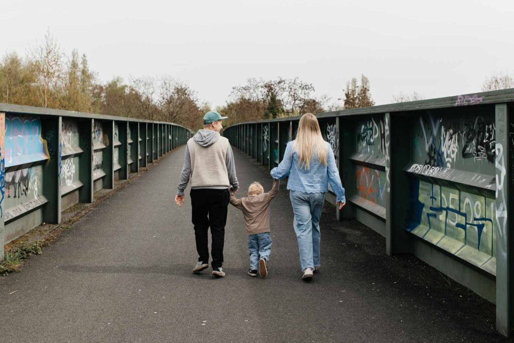 Familie Kalis spaziert über die Brücke Hochzeitsreportage Dortmund