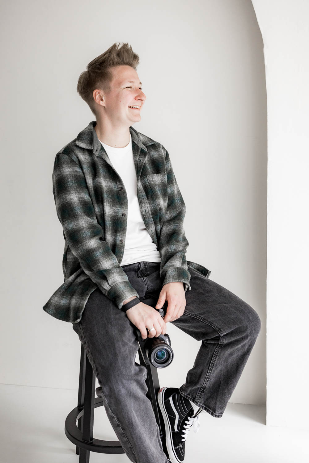 Hochzeitsfotografin sitzt auf dem Hocker und schaut raus