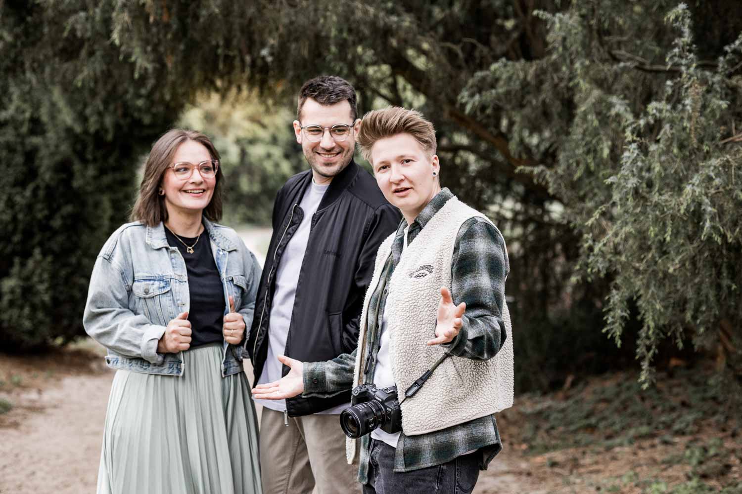 Hochzeitsfotografin Dortmund spricht mit Paar im Rombergpark Dortmund